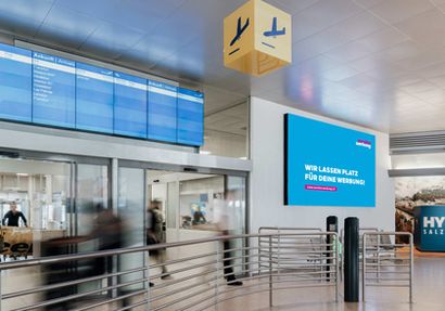 LED Wall im Flughafen Salzburg bespielt von monitorwerbung