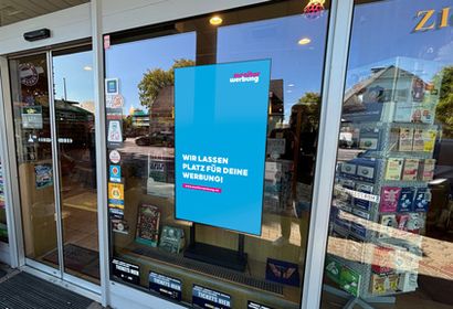 Screen im Schaufenster einer Trafik