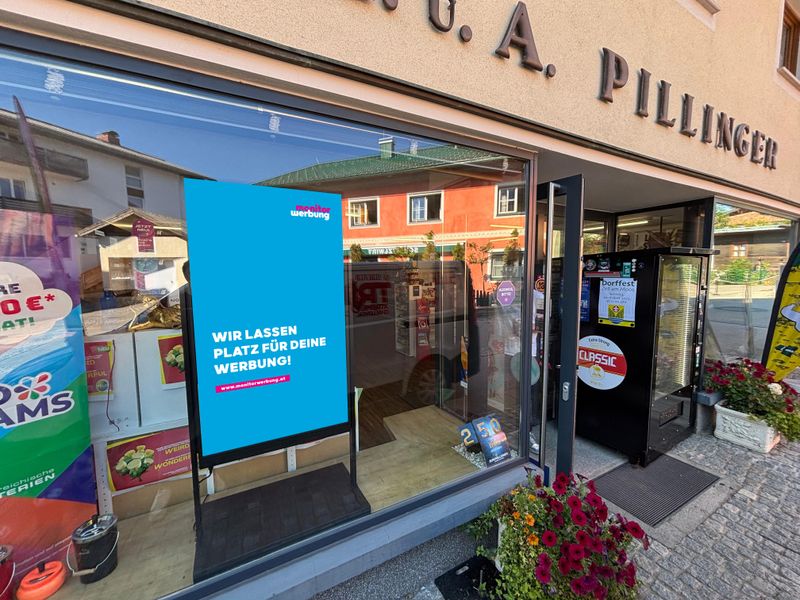 Semioutdoorscreen Kirchenplatz Zell am Moos