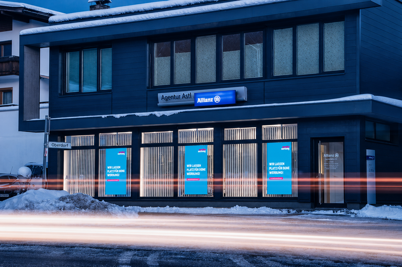 Semi-Outdoorscreen Dorfzentrum Niederndorf - Bushaltestelle